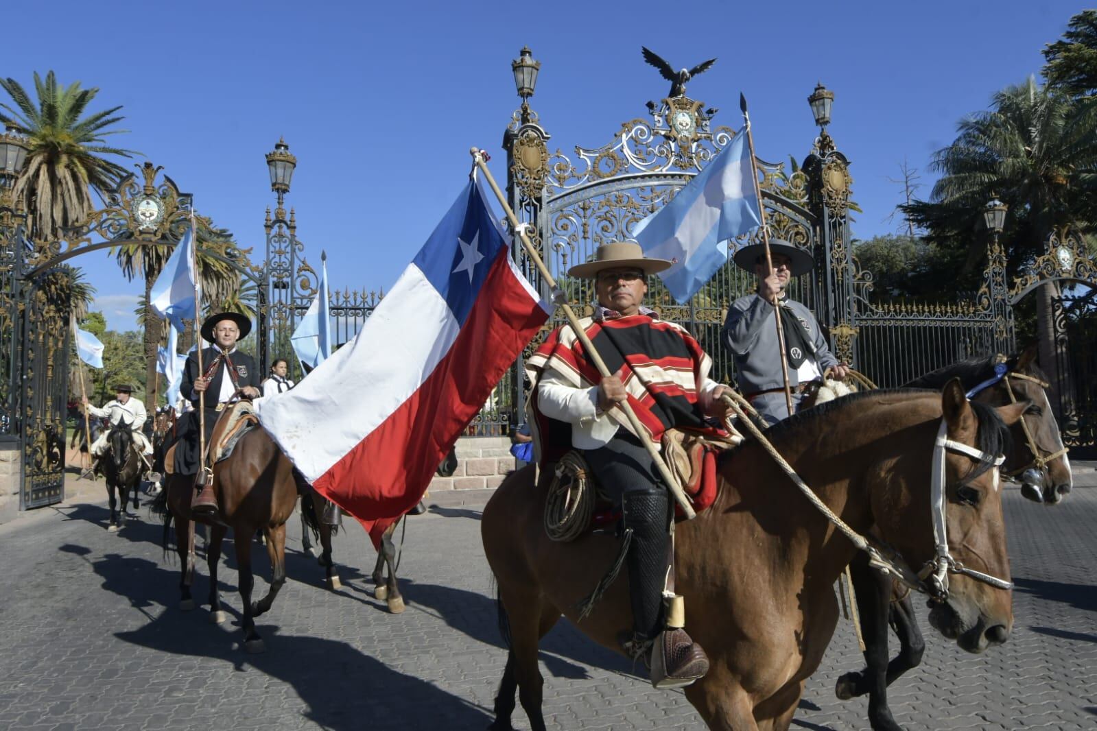 Carrusel 2023: el color y la tradición vendimial en las calles de Mendoza (Foto: Orlando Pelichotti / Los Andes)