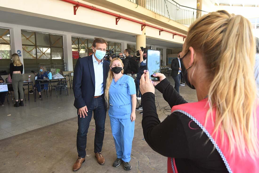 El Gobernador de Mendoza Rodolfo Suarez, llega para votar y muchos le piden una foto junto a él.
Foto José Gutierrez