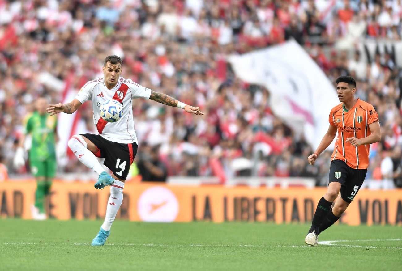 González Pirez domina la pelota ante la atenta mirada de Sepúlveda. /Foto: River Plate