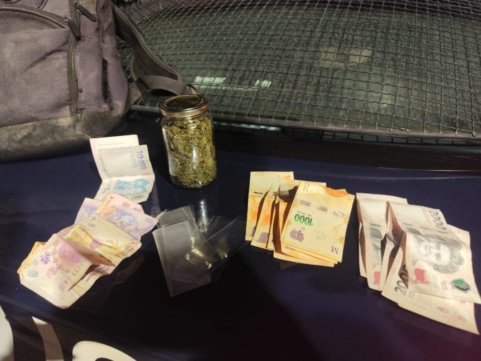 Droga y dinero secuestrado en una de las acciones. Gentileza Ministerio de Seguridad.