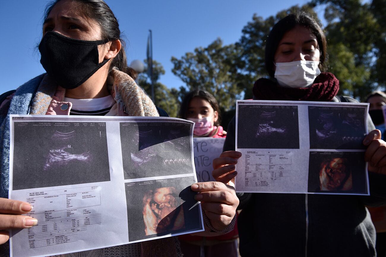 Madres de pequeños fallecidos en el Hospital Materno Neonatal de Córdoba. / Foto: Ramiro Pereyra / La Voz.