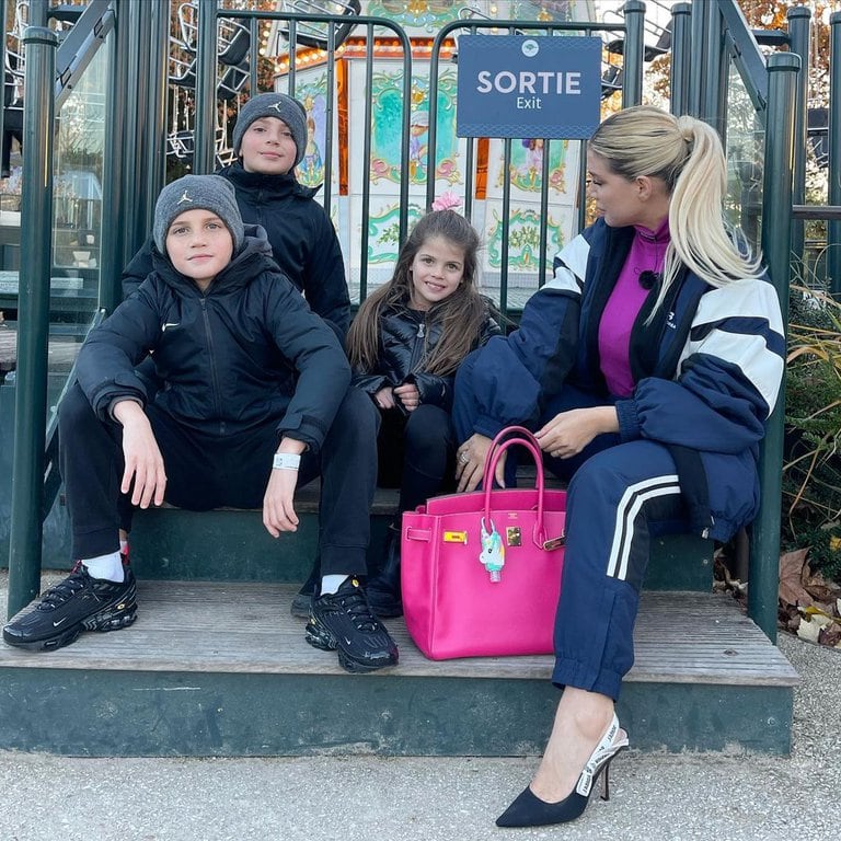 Wanda Nara con tres de sus hijos en París.