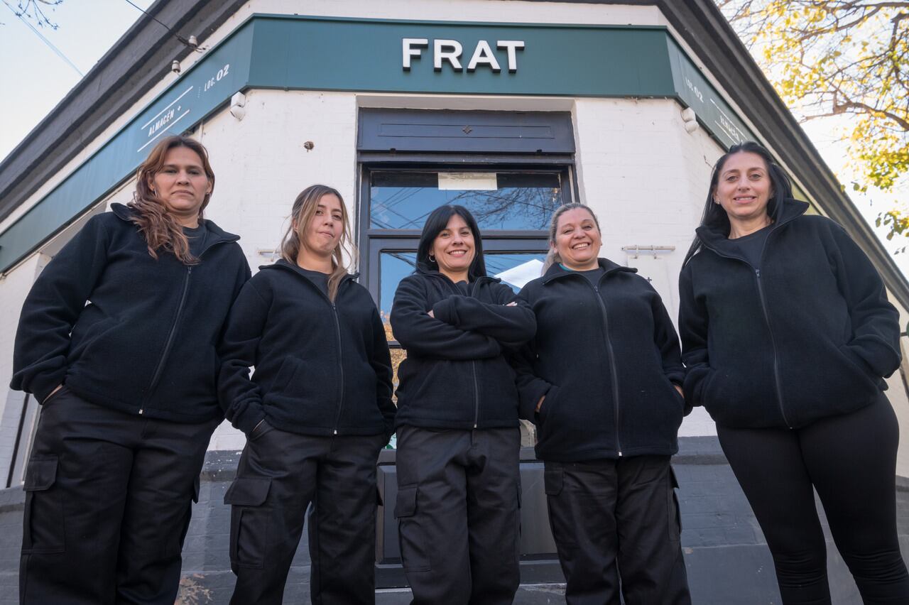 Parte del grupo de trabajadoras del almacén de la Quinta Sección.
Laura Agüero, Fernanda Maya, Karina Gómez, Laura Fuestes y Verónica Agüero.
 
Foto: Ignacio Blanco / Los Andes