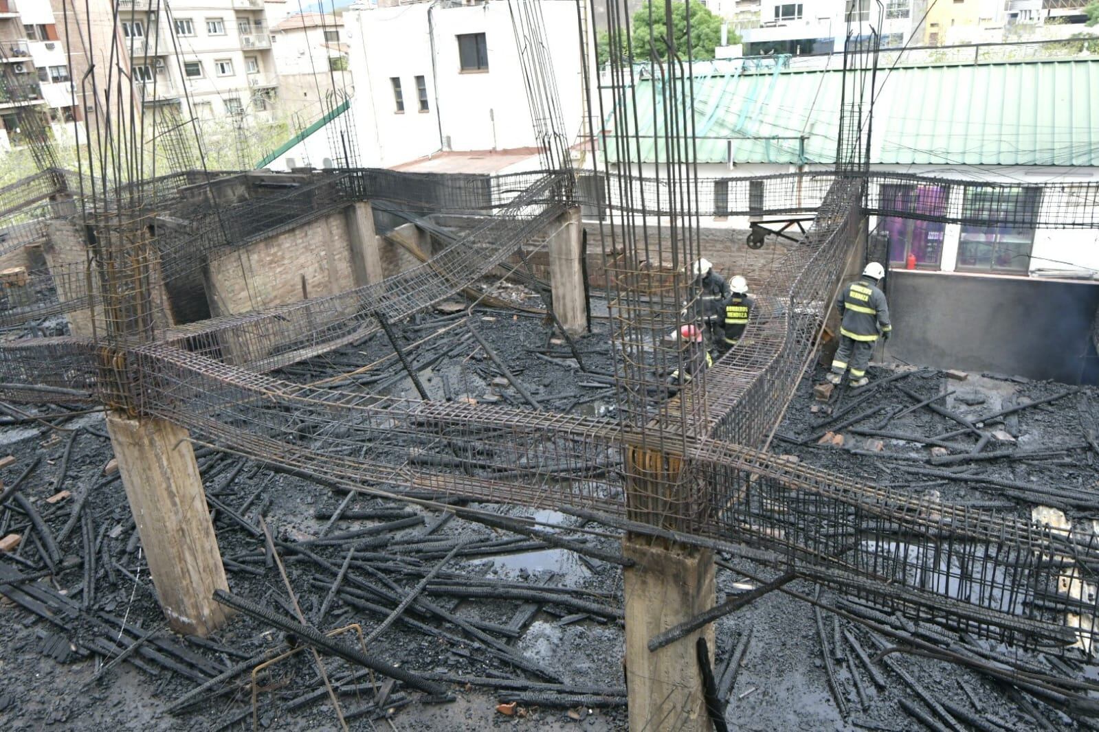 Así quedó el edificio incendiado en avenida Colón de la Ciudad de Mendoza - Orlando Pelichotti / Los Andes 