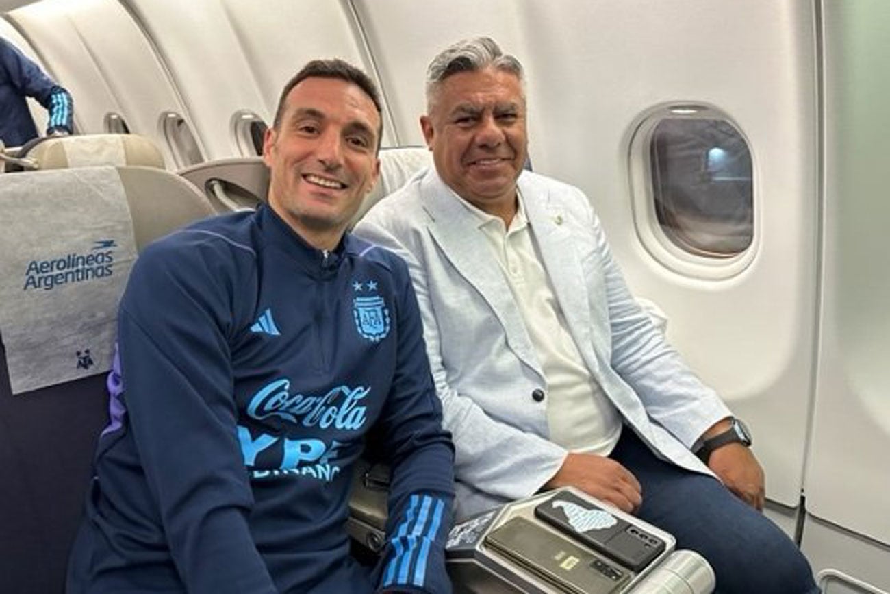 Scaloni y Tapia en viaje a Qatar para afrontar el sueño mundialista. (@tapiachiqui)