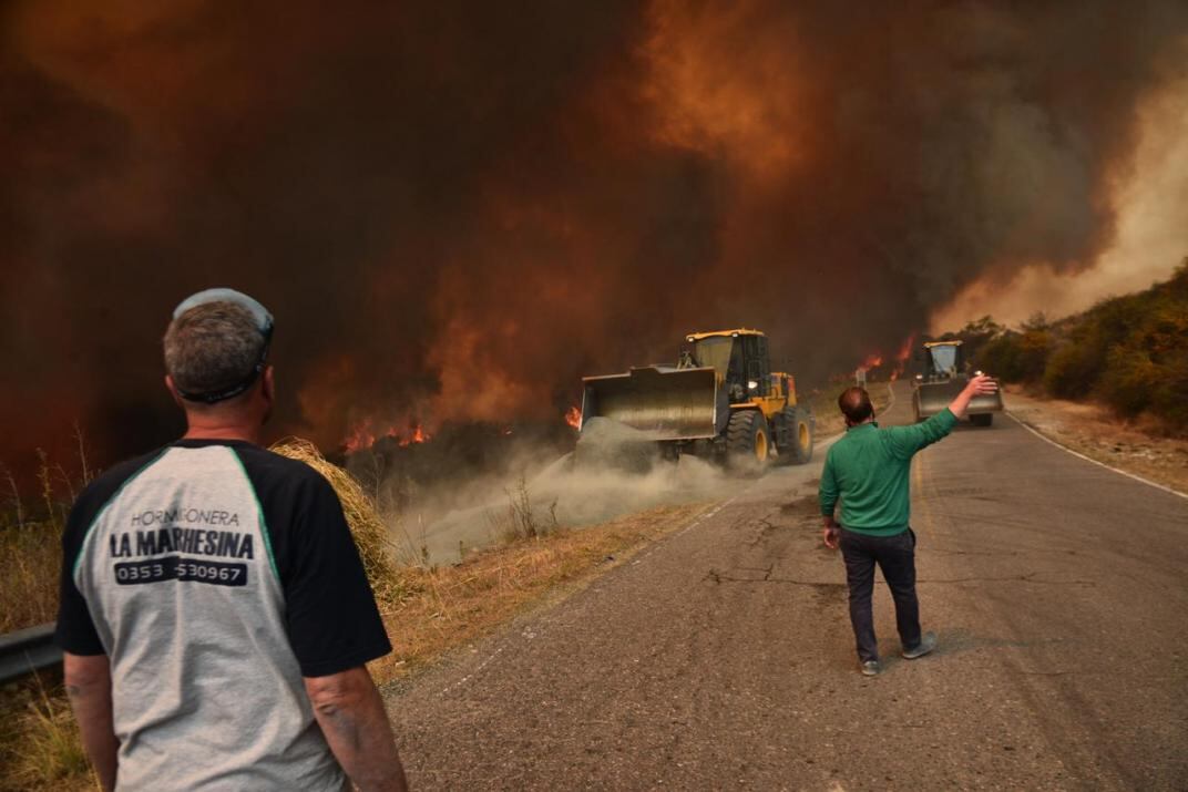 Más de 400 bomberos y brigadistas trabajan en los distintos siniestros - La Voz