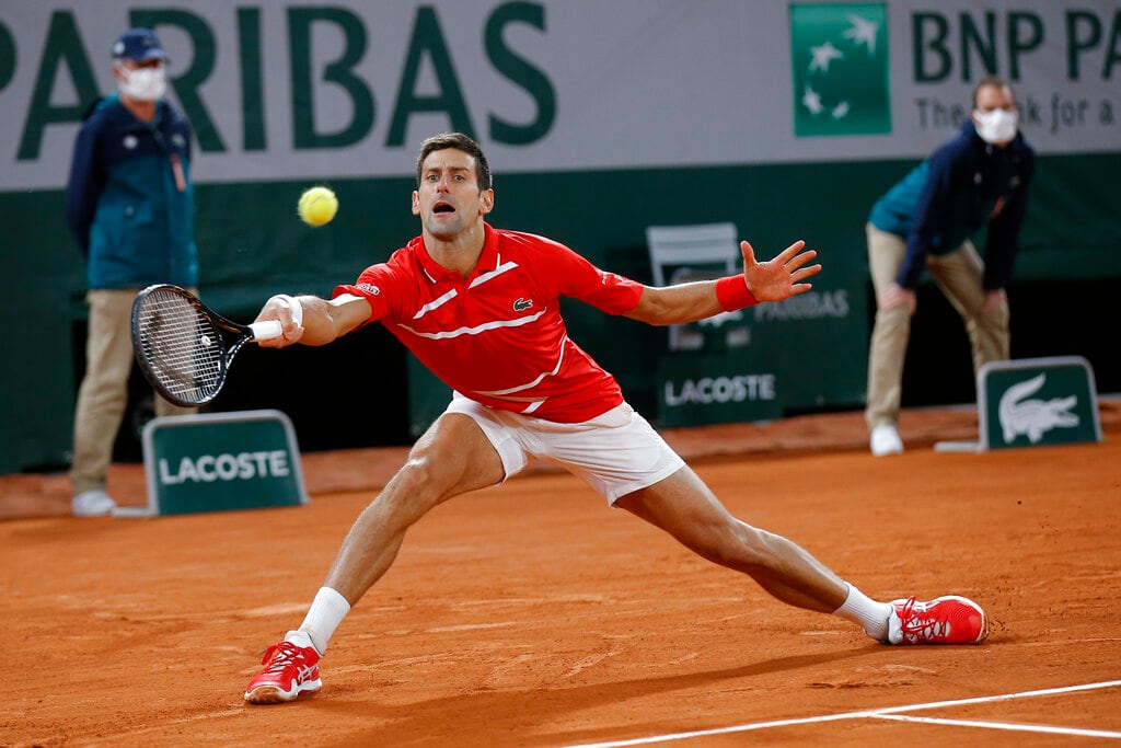 Djokovic número 1 del mundo intenta devolver el saque de Nadal.