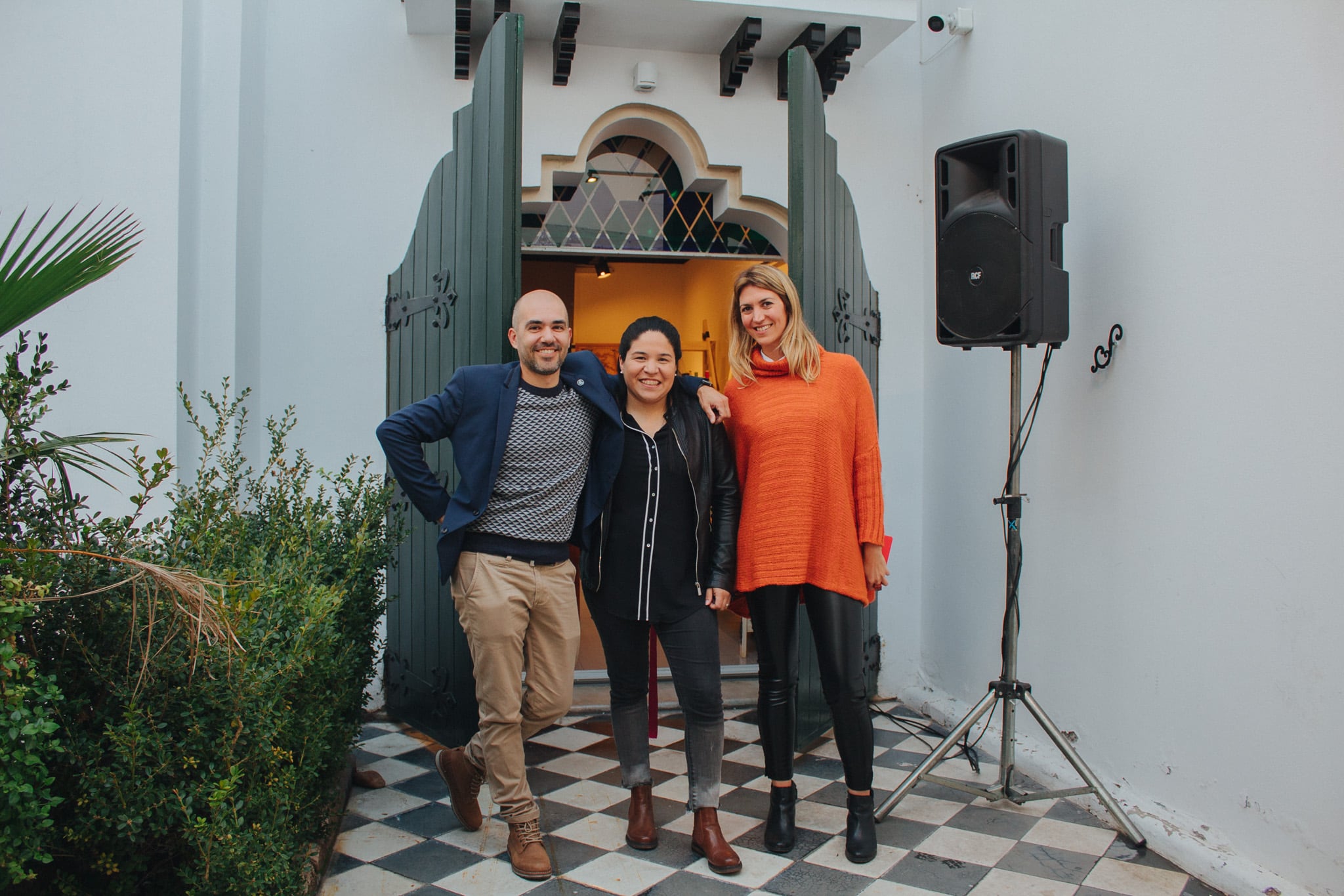 Andrés Lafarge y Romina Rolón, propietarios del nuevo local "Vino al vino", junto a Valentina Cortijo.