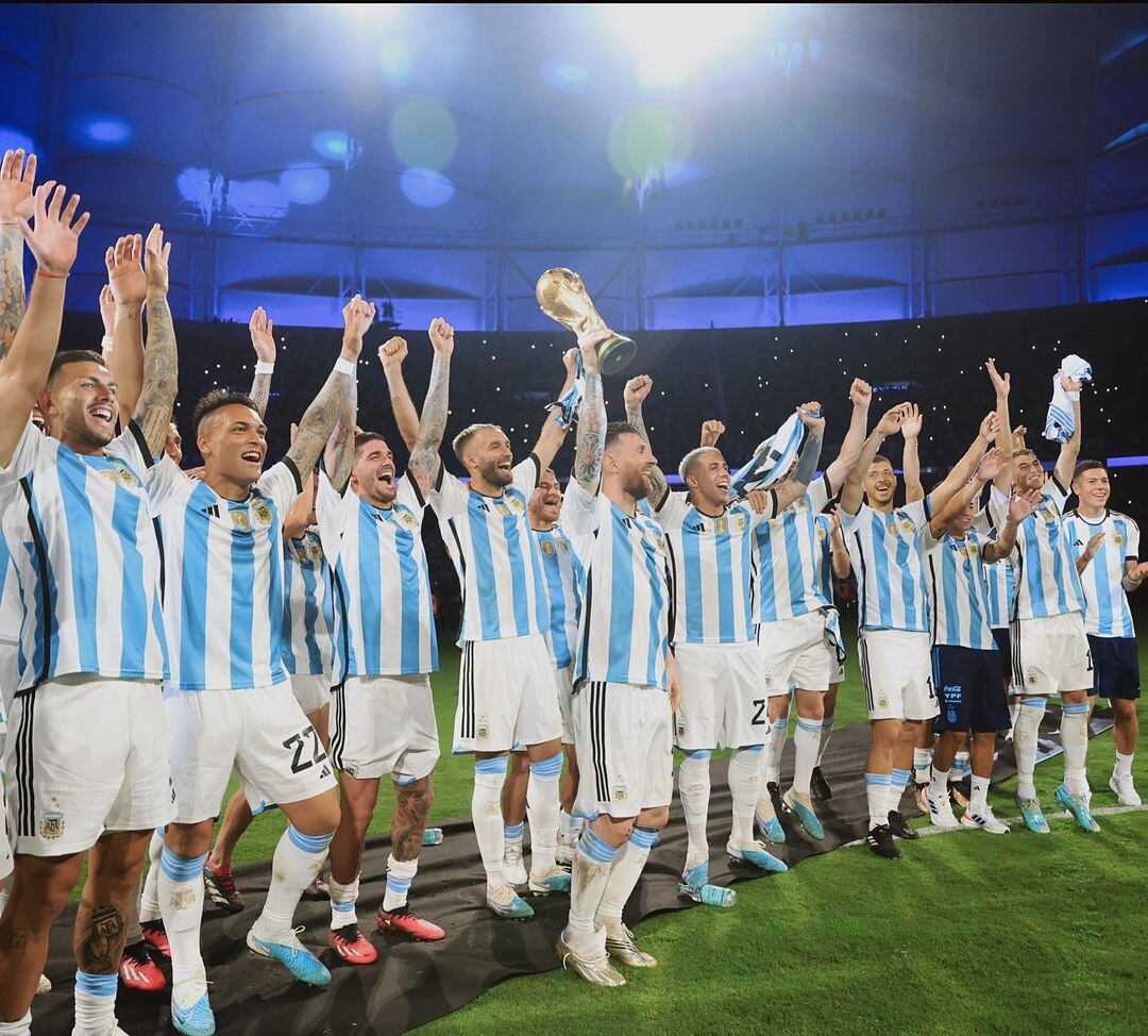 Lionel Messi levantando la Copa del Mundo