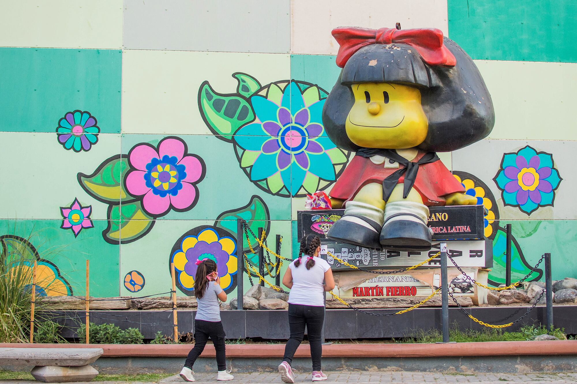 Con un listón negro en el cuello de la escultura de Mafalda en San Martín se rinde homenaje a Quino.