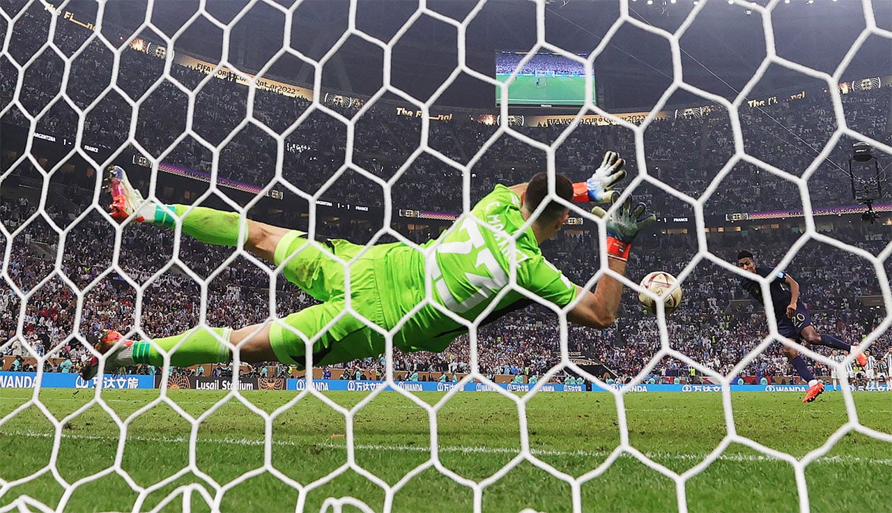 Lusail (Qatar), 18/12/2022.- Argentina's goalkeeper Emiliano Martinez saves the penalty of Kingsley Coman of France during the penalty shoot-out of the FIFA World Cup 2022 Final between Argentina and France at Lusail stadium, Lusail, Qatar, 18 December 2022. (Mundial de Fútbol, Francia, Estados Unidos, Catar) EFE/EPA/Friedemann Vogel
