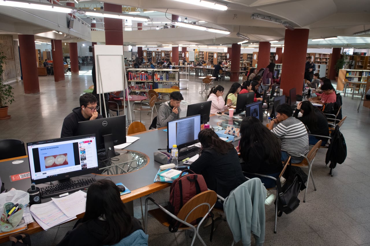 La Universidad Nacional de Cuyo dispuso que desde la última convocatoria, la beca de ayuda económica contempla además un porcentaje para transporte
Biblioteca Central.

Foto: Ignacio Blanco / Los Andes 