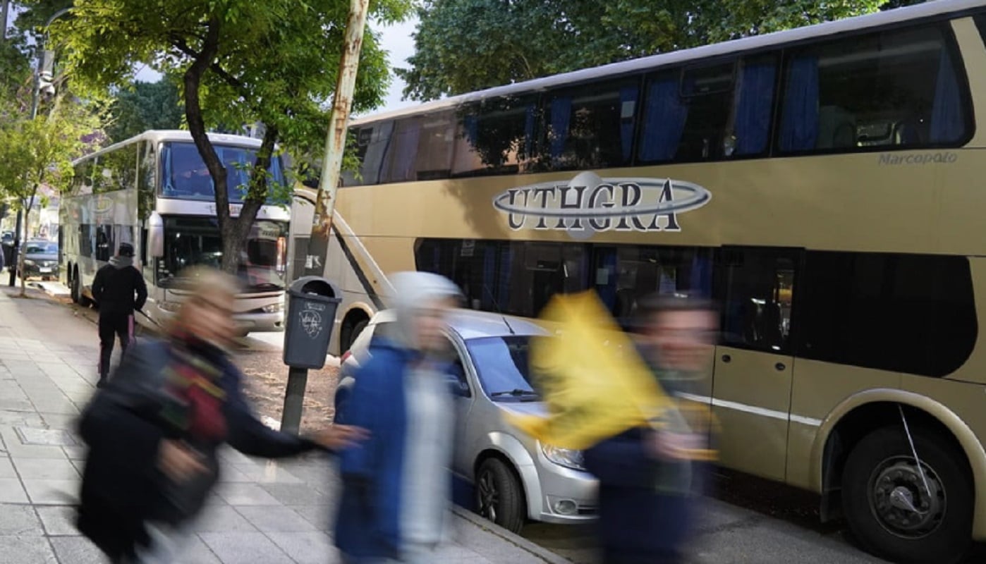 La casta de Milei: Barrionuevo llevó micros, militantes e hinchas de Chacarita al acto de cierre (Gentileza Clarín)