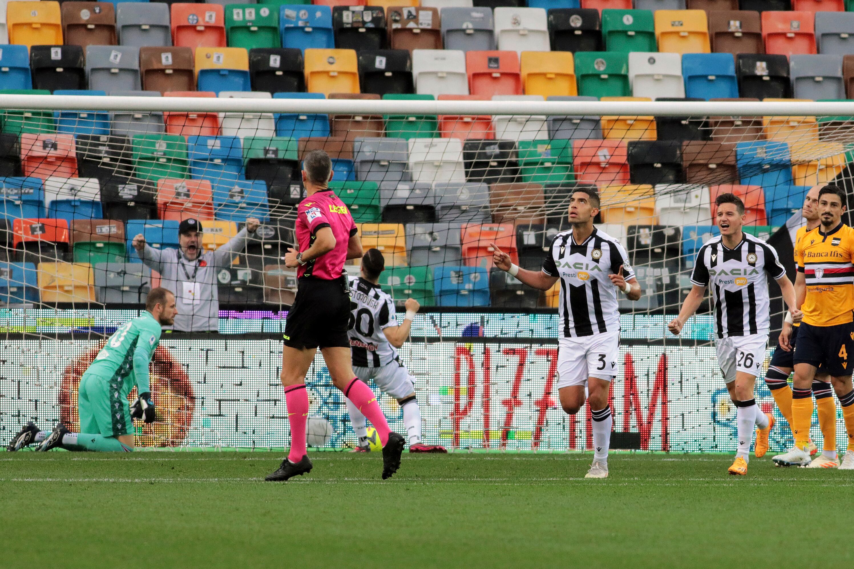 Adam Masina (tercero a la derecha) festeja tras marcar el segundo gol de Udinese ante Sampdoria en la Serie A italiana, el lunes 8 de mayo de 2023. (Andrea Bressanutti/LaPresse vía AP)