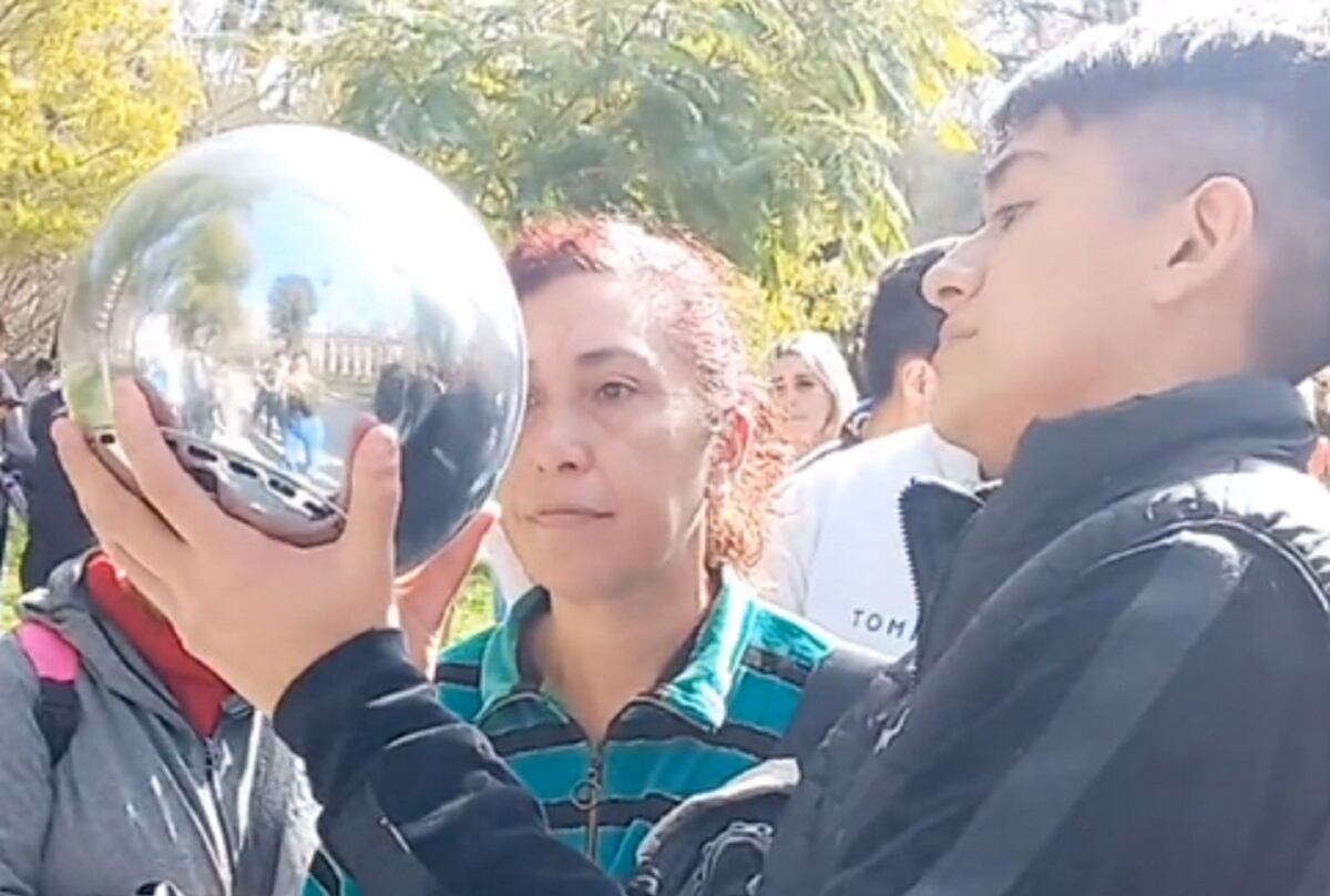 Una multitud de mendocinos se reunió en plaza San Martín para dar sus datos a cambio de “Worldcoins” (3/08/2023)/ Captura de video