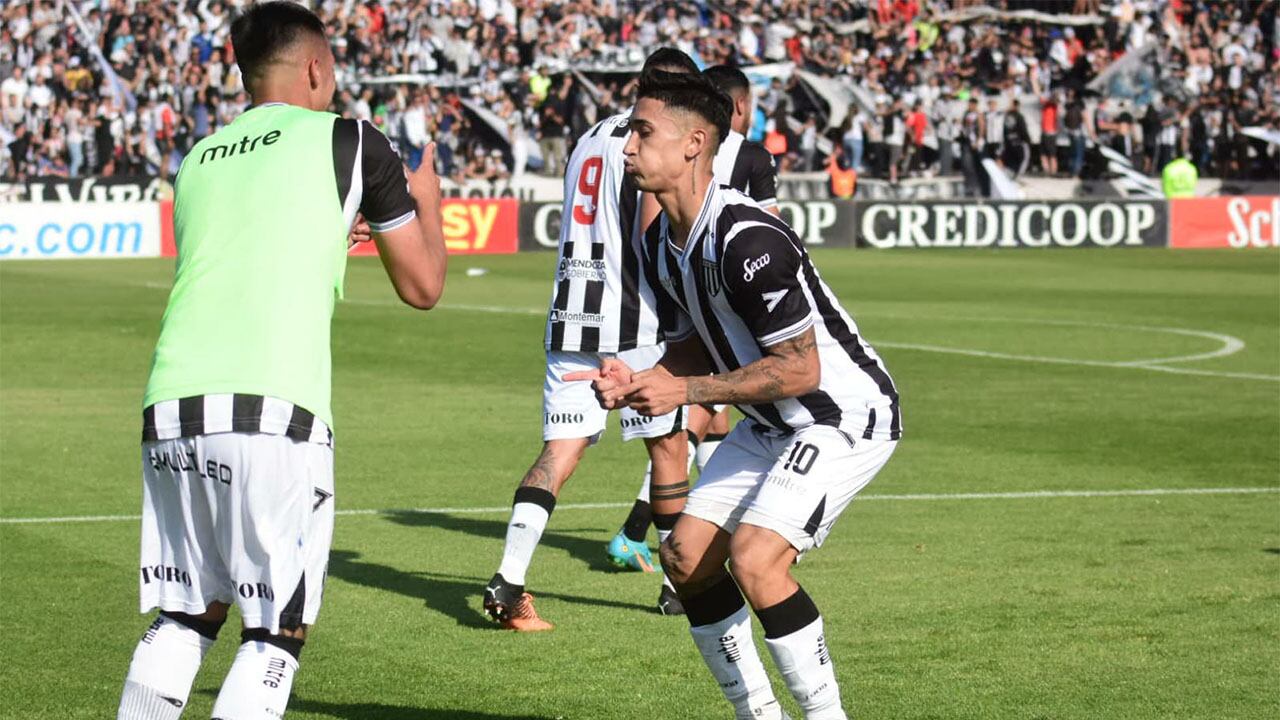 Superclásico del fútbol Mendoza. En el Víctor Legotaglie, Gimnasia y Esgrima e Independiente Rivadavia juegan un cruce histórico en la Primera Nacional. / Mariana Villa (Los Andes). 