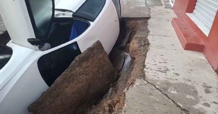 El hombre salió ileso, mientras que el vehículo sufrió daños en la carrocería.