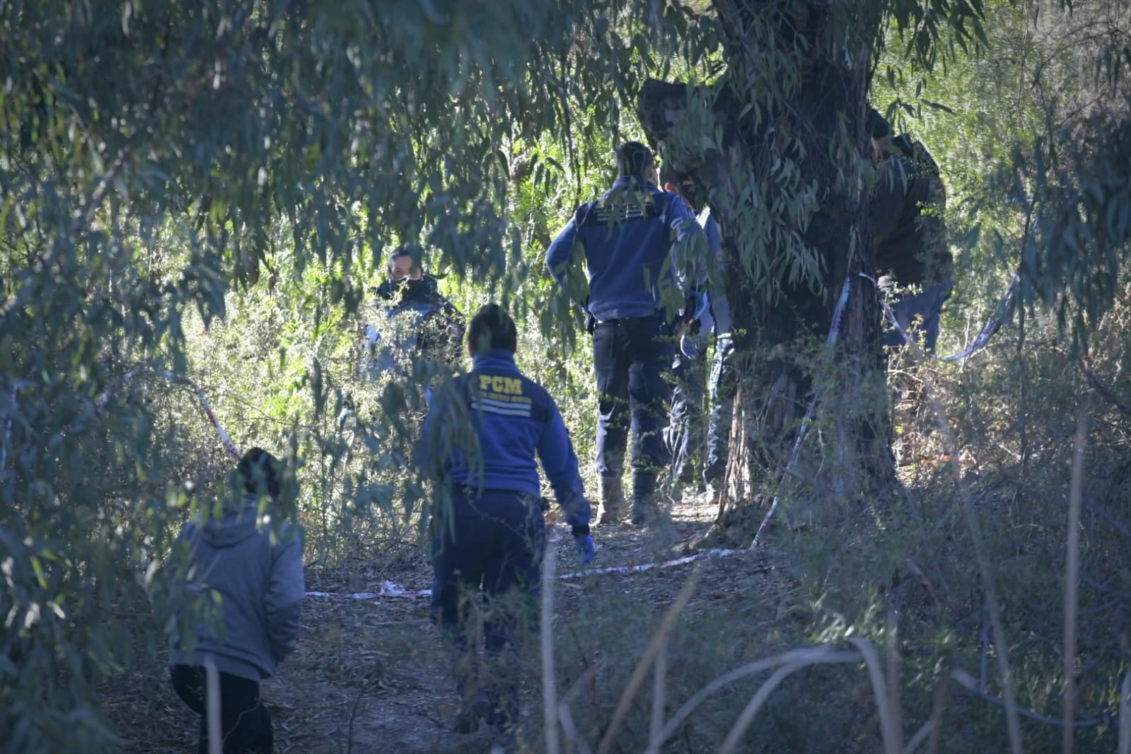 La Policía Científica trabaja desde el domingo por la noche en las afueras de La Favorita. Foto: Orlando Pelichotti / Los Andes. 