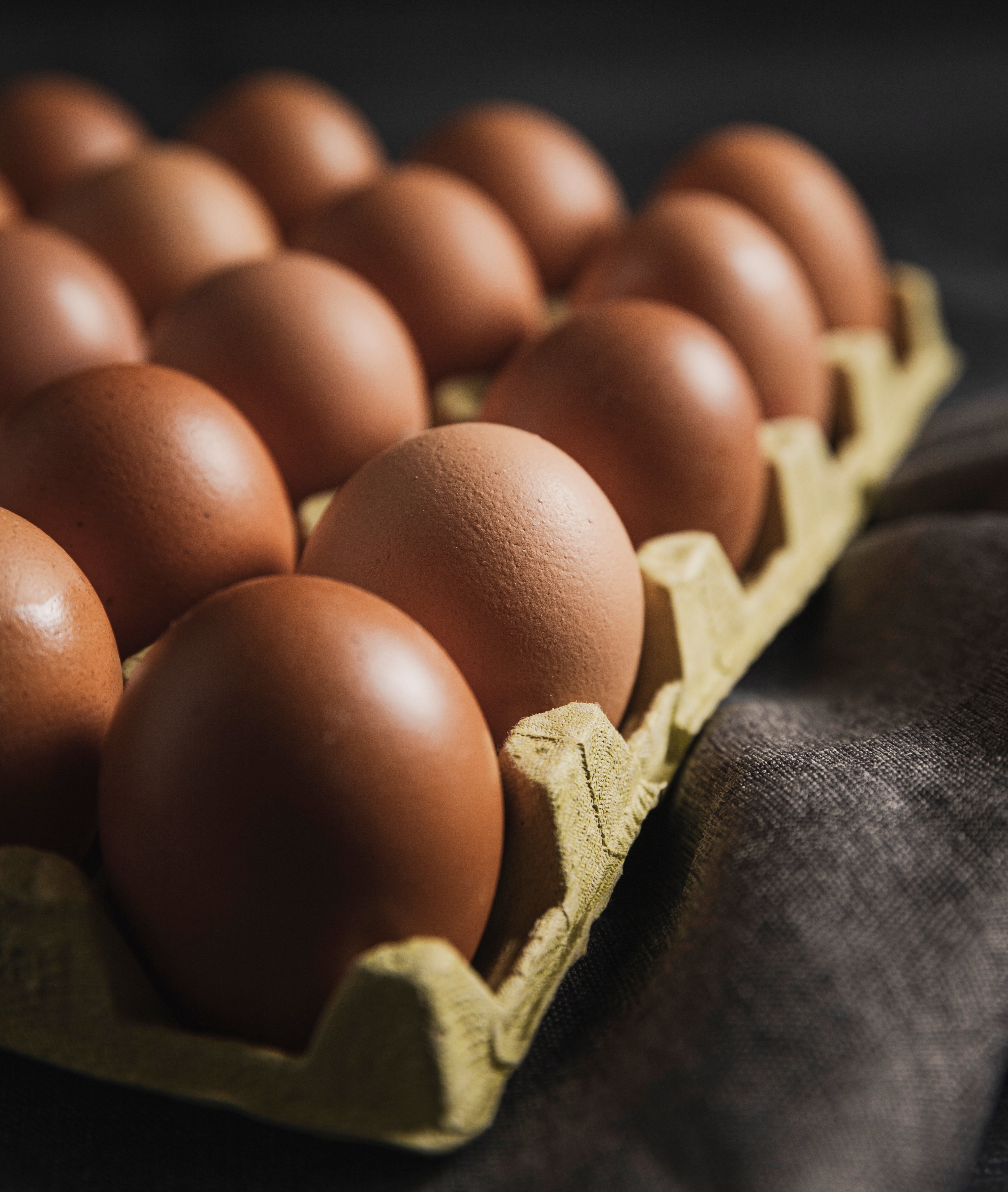 Entre los 5 alimentos que no deben lavarse, se encuentra el huevo.