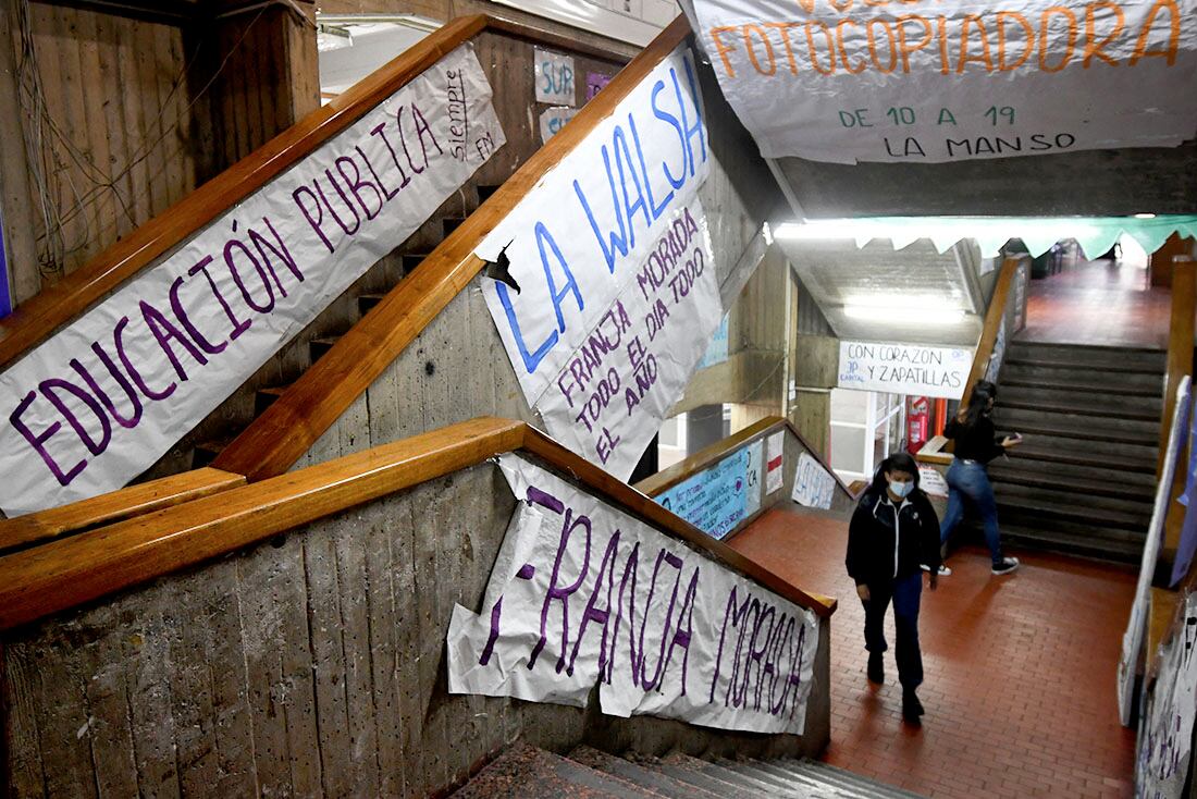 Facultad de Ciencias Políticas y Sociales de la U N Cuyo, donde habrá elecciones en una fuerte pelea por el decanato. 
Foto: José Gutierrez / Los Andes  