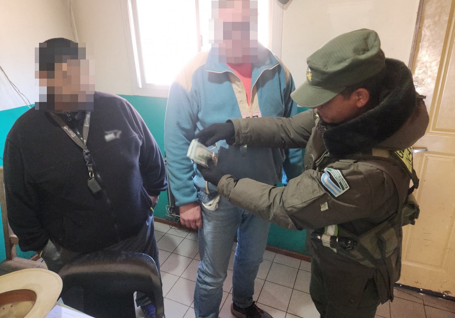 Gendarmería secuestró 70 mil dólares en un vehículo chileno que ingresaba a Mendoza. Foto: Gendarmería Nacional