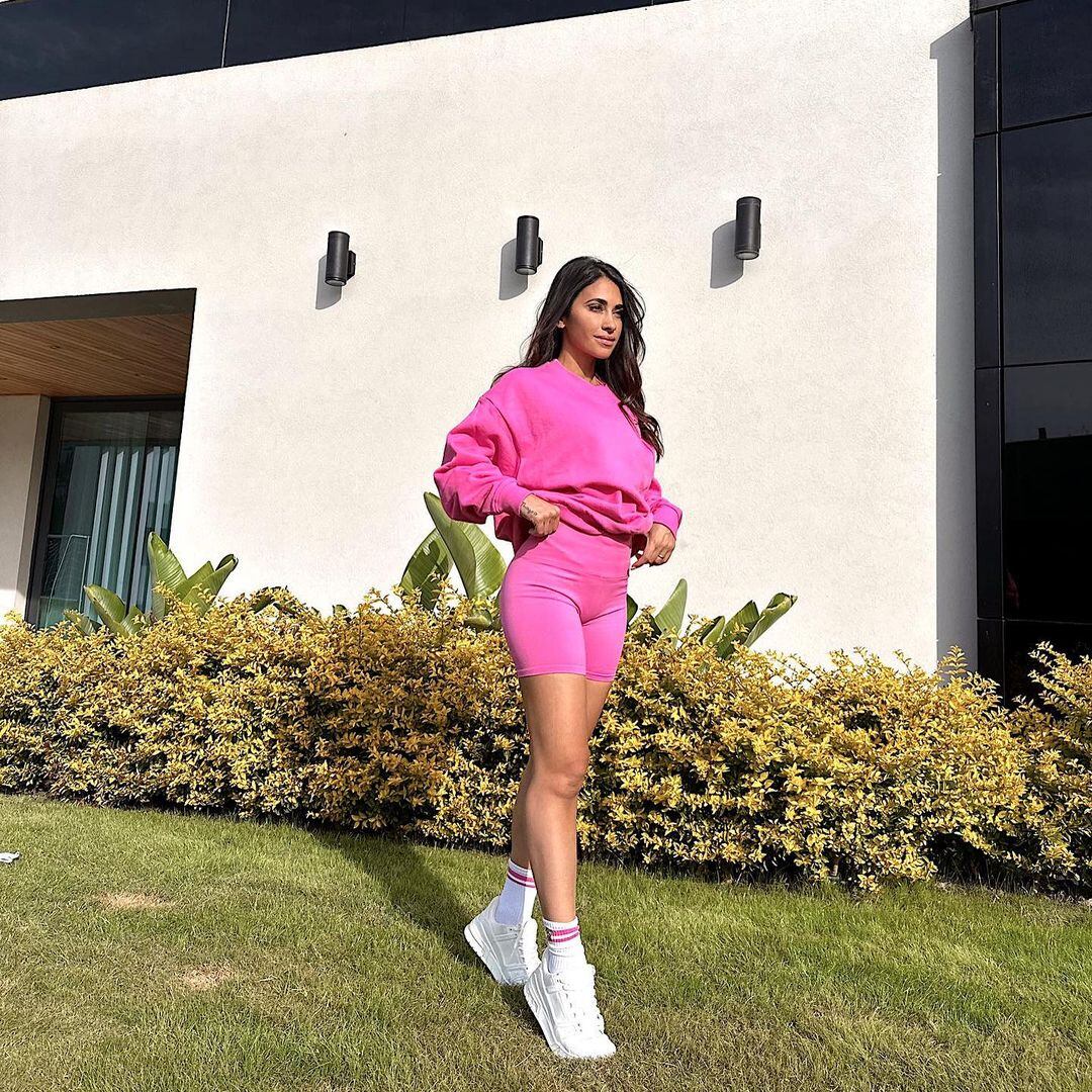 Antonela Roccuzzo subió foto con look rosado