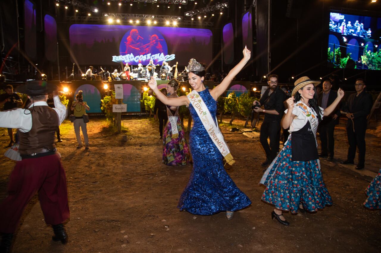 Momento de gatos y cuecas con la Reina de la Vendimia en el centro de la Fiesta.