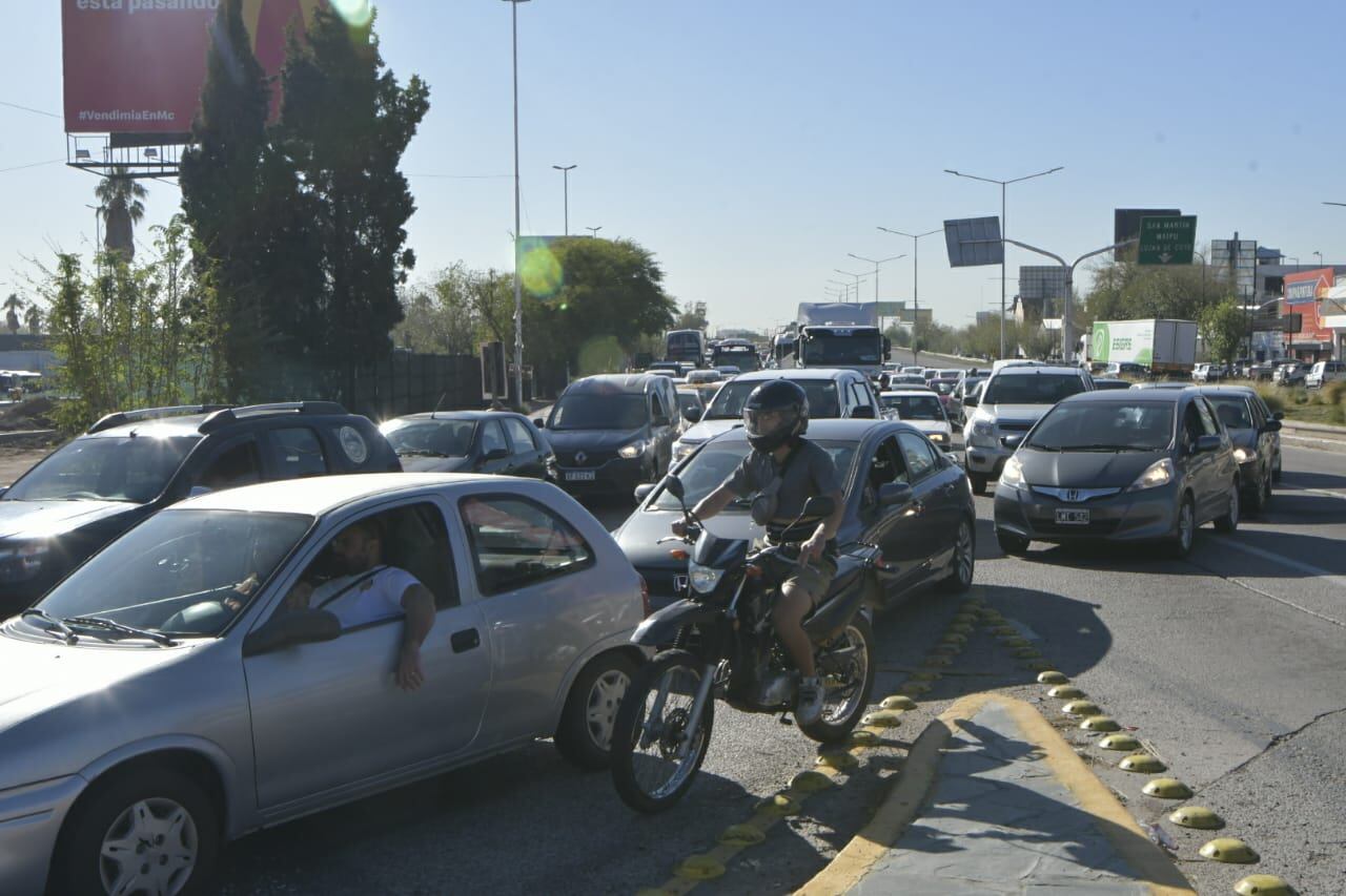 Una protestas con cortes en nudo vial y marchas por el centro mendocino generan caos vehicular. Foto: Orlando Pelichotti / Los Andes.