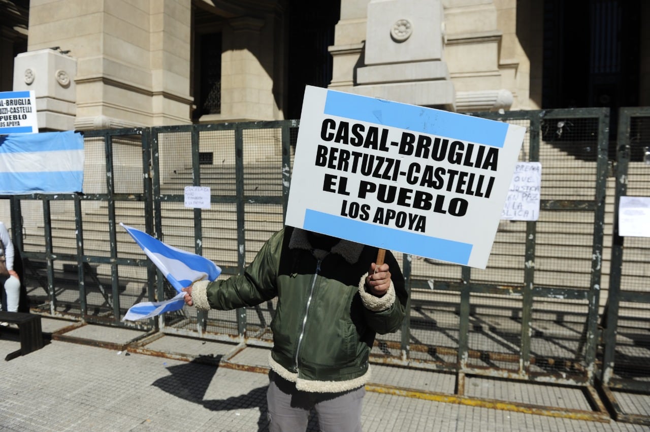 Frente a Tribunales hubo una manifestación en apoyo a los jueces desplazados y que investigaban las causas contra CFK. 