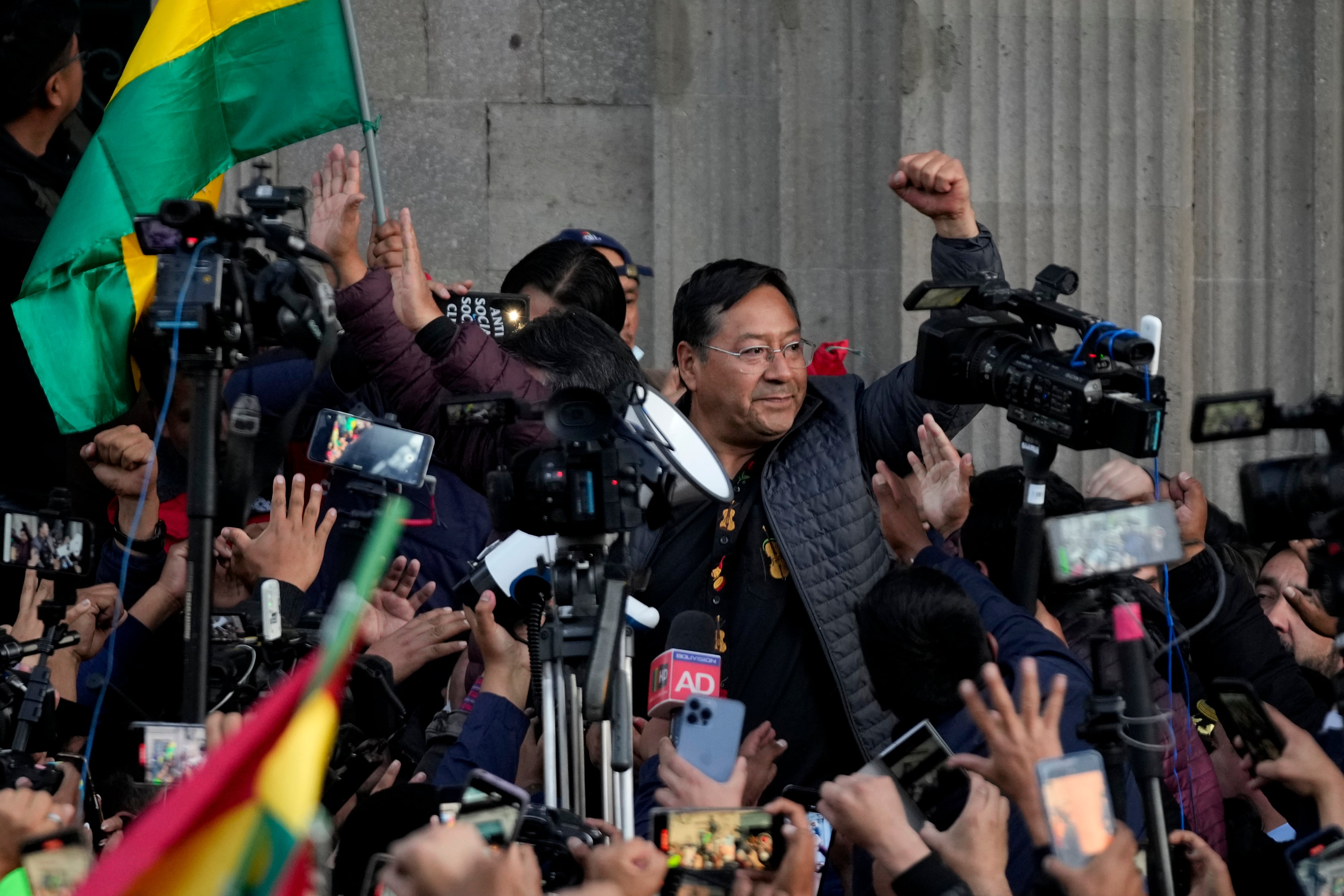 El presidente boliviano Luis Arce frente al palacio de gobierno en La Paz (AP)