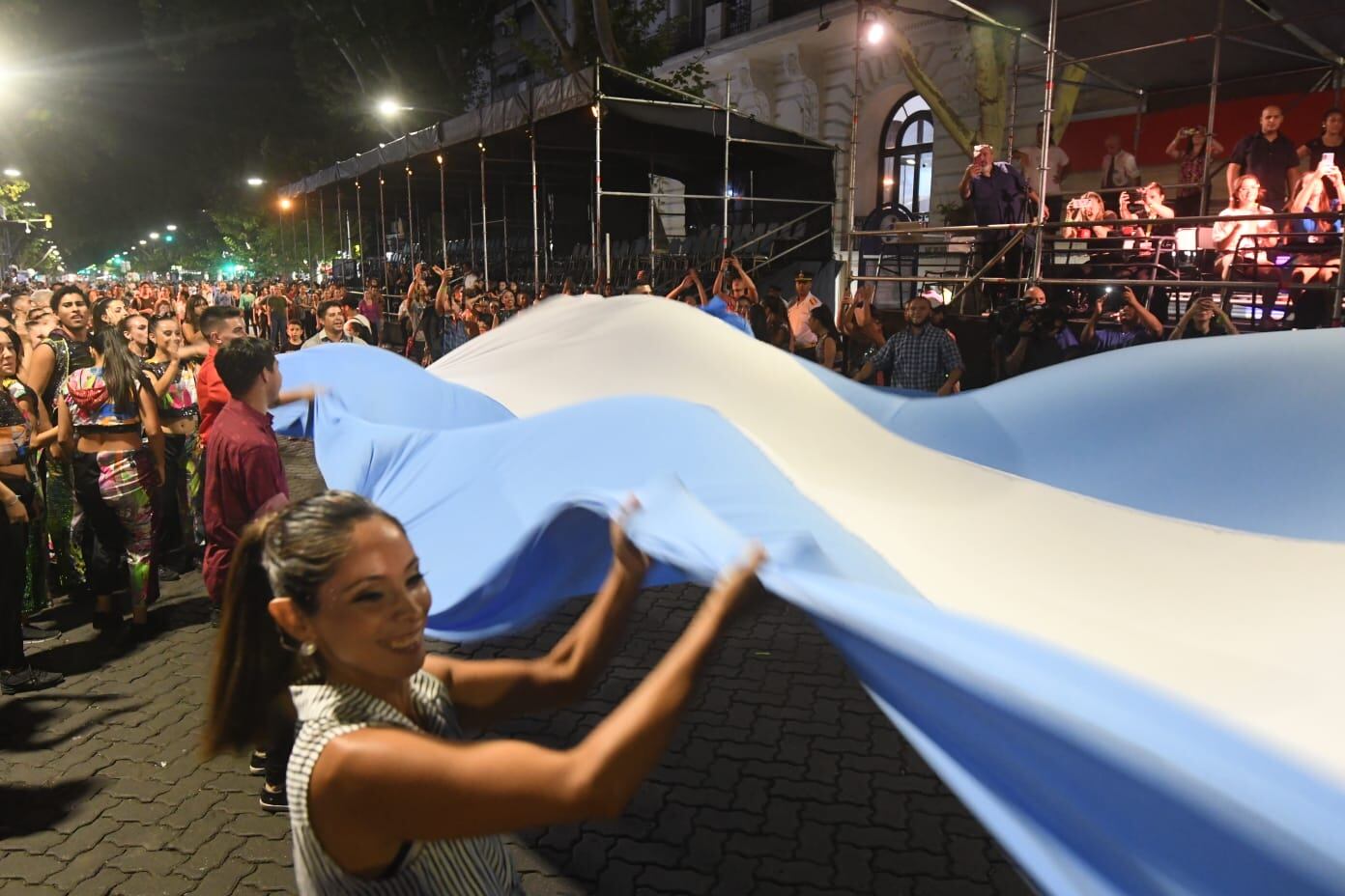 Vendimia 2023: Una multitud dijo presente en una Vía Blanca “mundializada” y repleta de pasión. Foto: José Gutiérrez / Los Andes