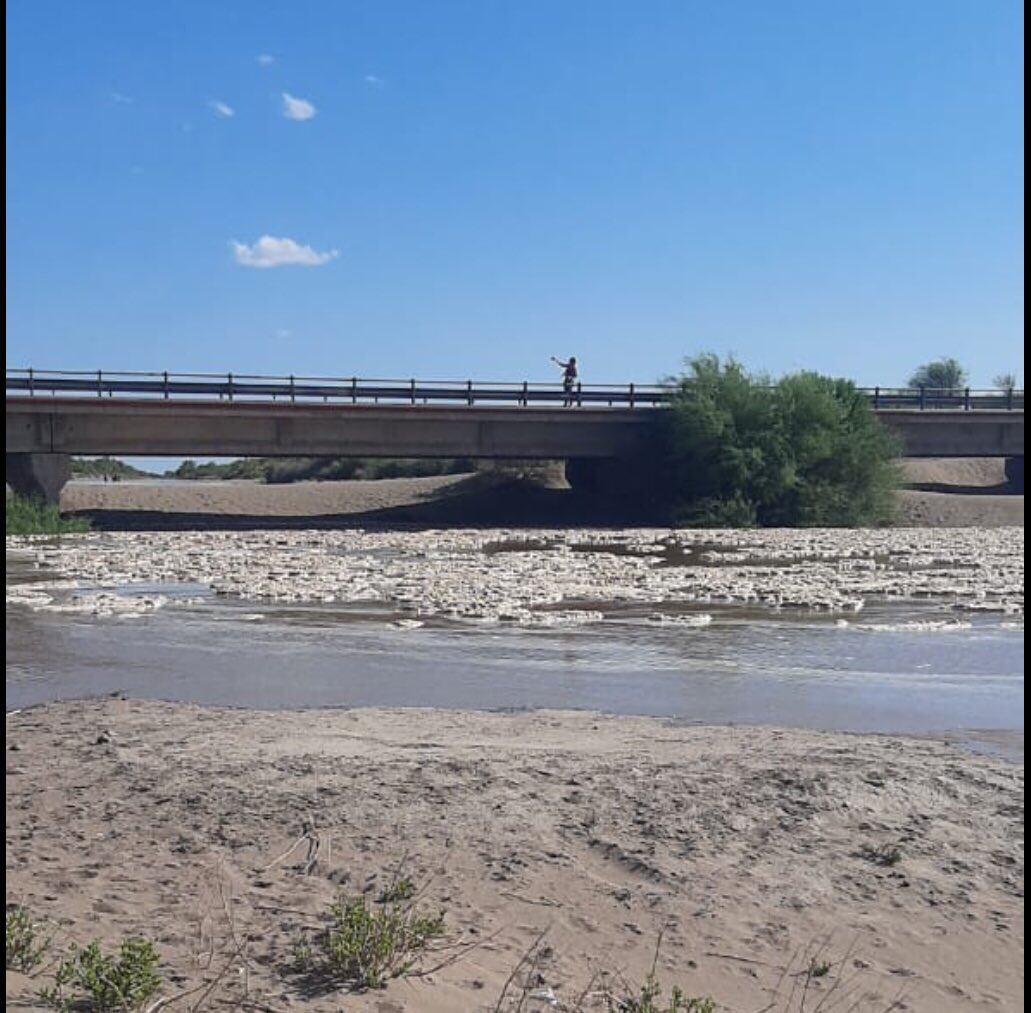 Impactantes fotos del río seco en Lavalle hace unos años y el mismo paisaje hoy, con la vuelta del agua. Foto: Gentileza