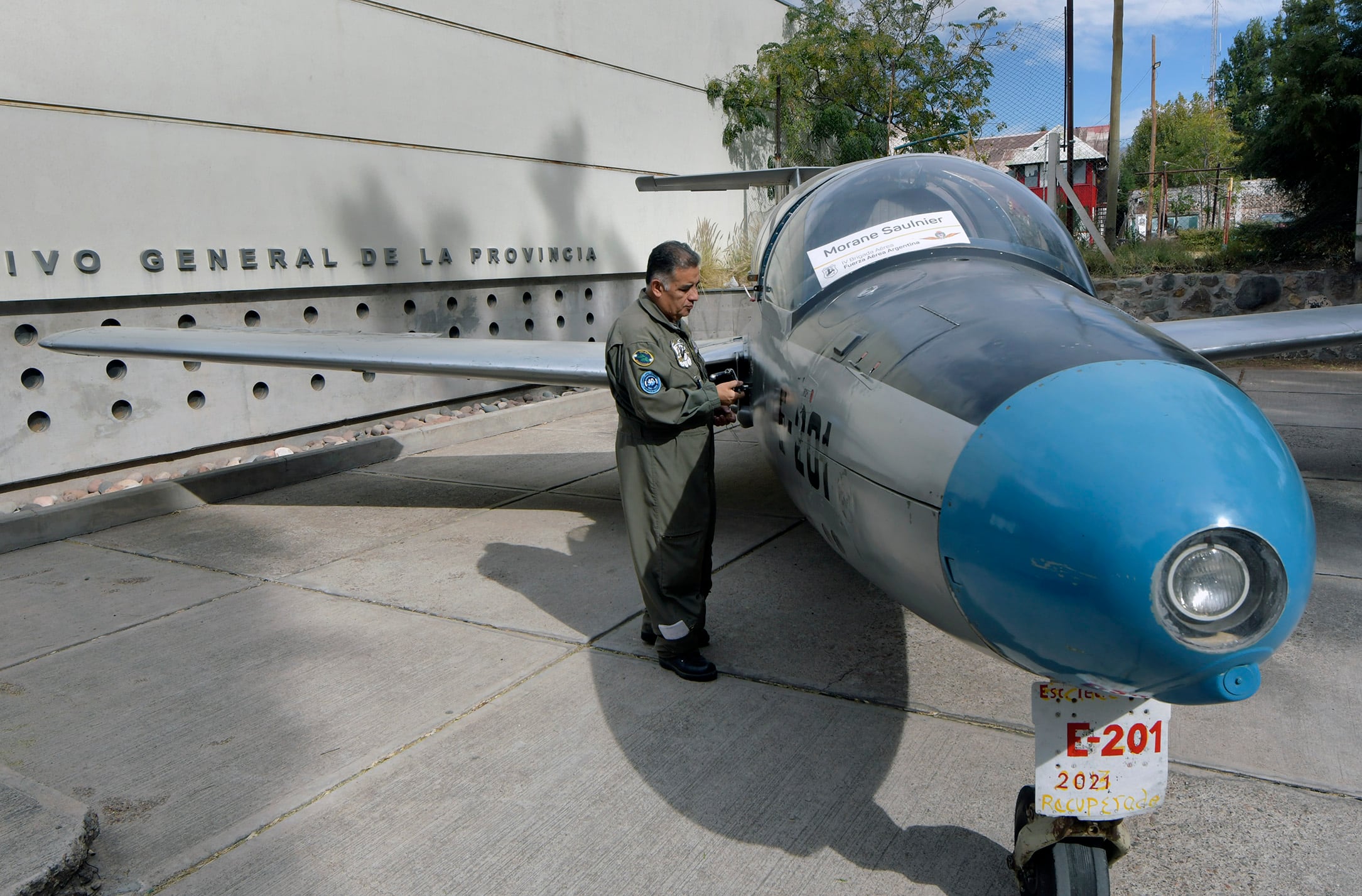 19 de abril  2022  Sociedad 
Un avión en la puerta del Archivo General de Mendoza
el MS760 Paris, de la marca Morane Saulnier está por estos días en la entrada de ese patrimonio, en conmemoración del  cuarenta aniversario.

Foto: Orlando Pelichotti / Los Andes