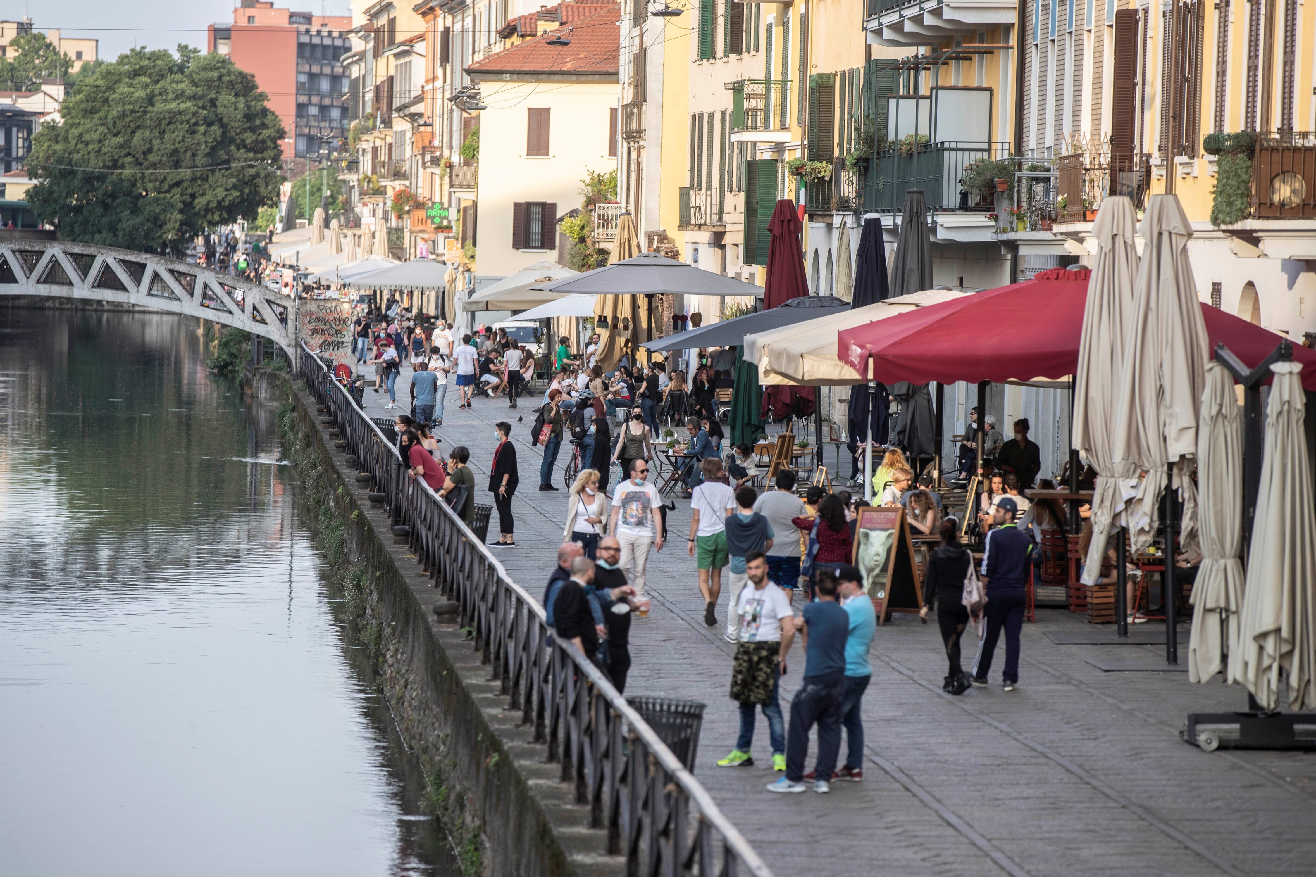 Los italianos de más de 50 años no vacunados serán multados con 100 euros y quienes intenten ir a trabajar sin haber recibido el pinchazo recibirán sanciones de entre 600 a 1.500 euros.