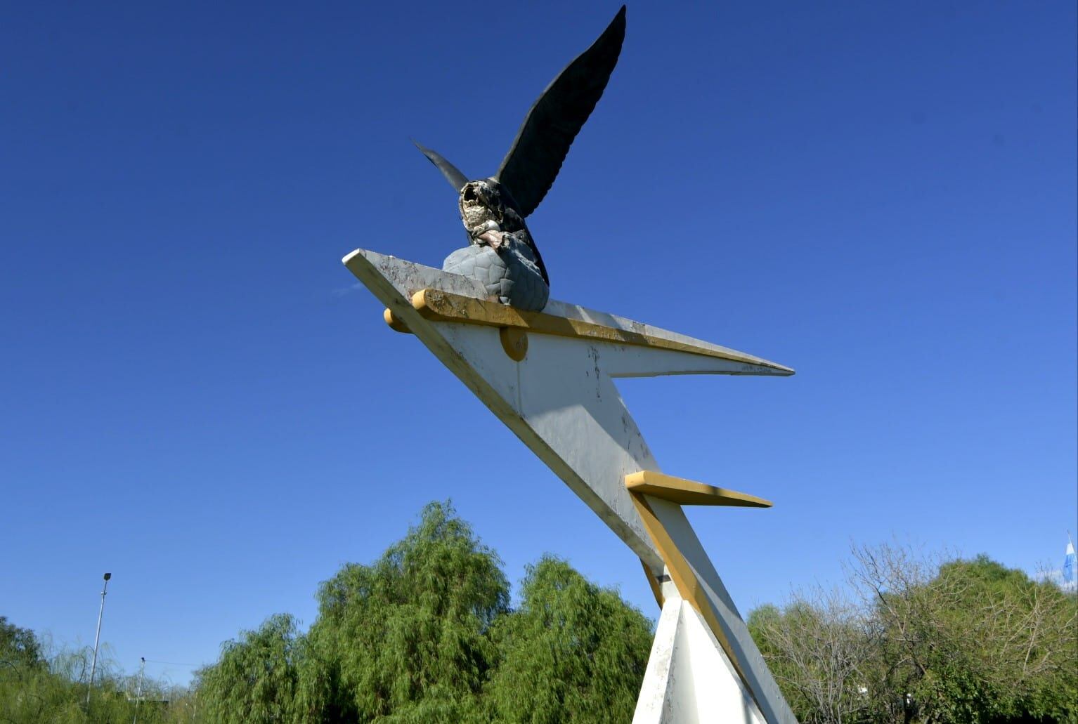 Proponen construir un “Monumento al trabajador de viña” donde está el Cóndor del Acceso Este. Foto: Orlando Pelichotti / Los Andes.