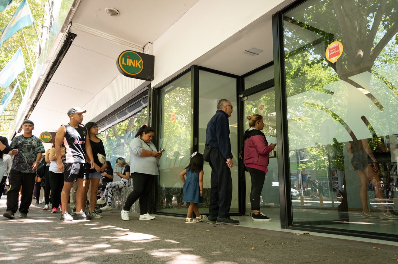 Pese al asueto bancario, hay cajeros habilitados / Los Andes 