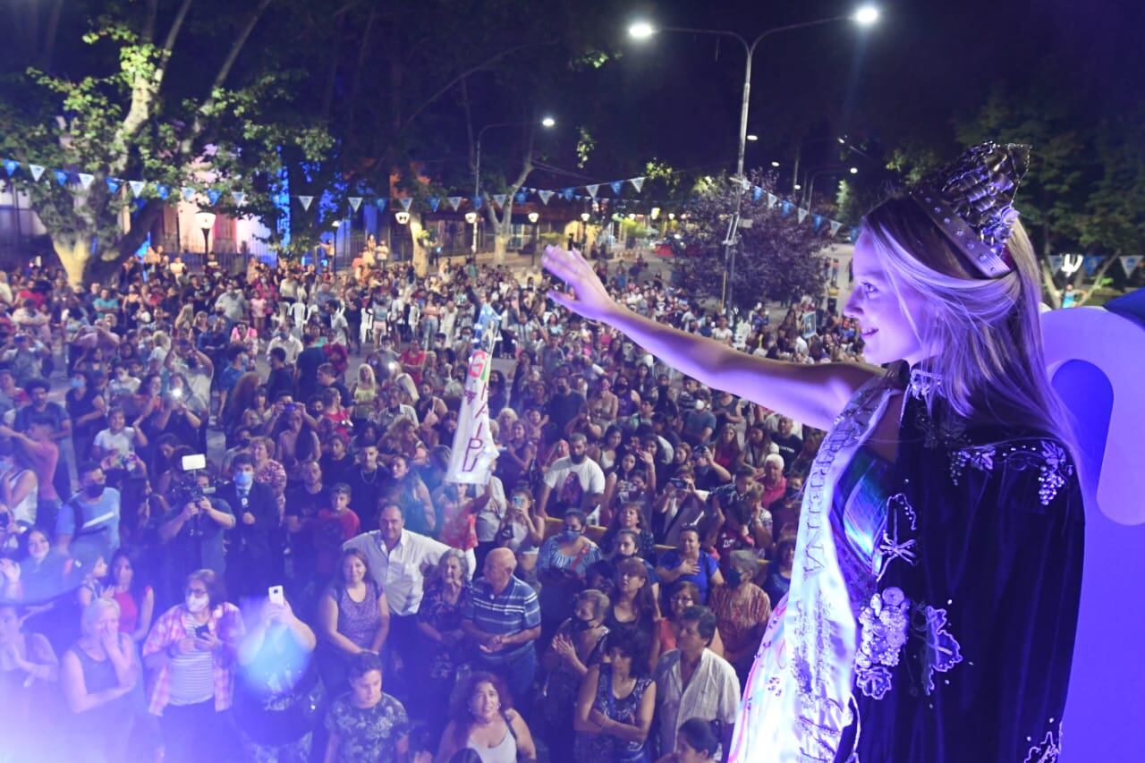 Giuliana Pilot, la Virreina Nacional de la Vendimia, fue recibida por una multitud de maipucinos. Contó con la compañía de la Reina Nacional. José Gutiérrez/Los Andes.