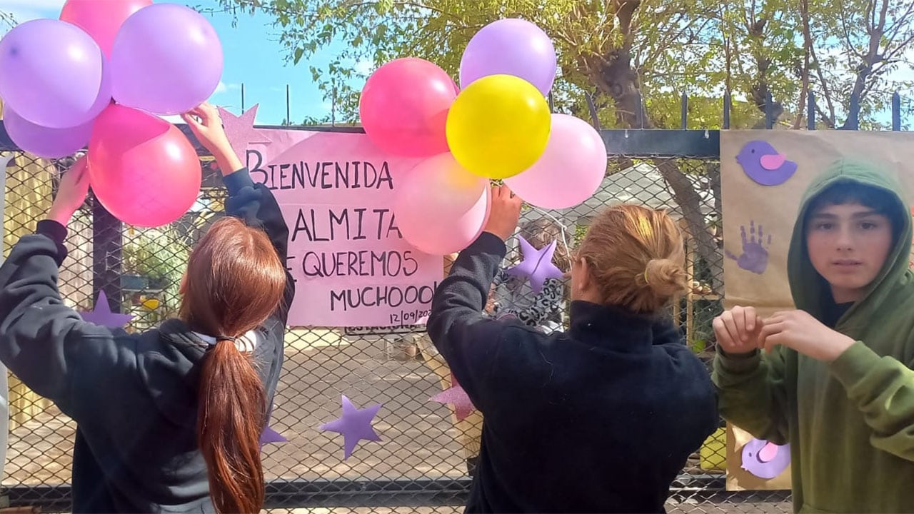 Vecinos, familiares y compañeritos del jardín de Alma prepararon una alegre bienvenida al saber de su alta médica. | Foto: gentileza