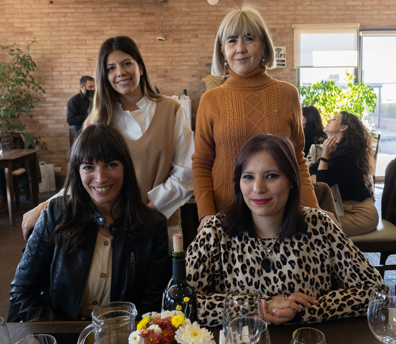 Celeste Foschi y Alejandra Mosri. Paradas: Florencia Afranllie y Fátima Villagra.