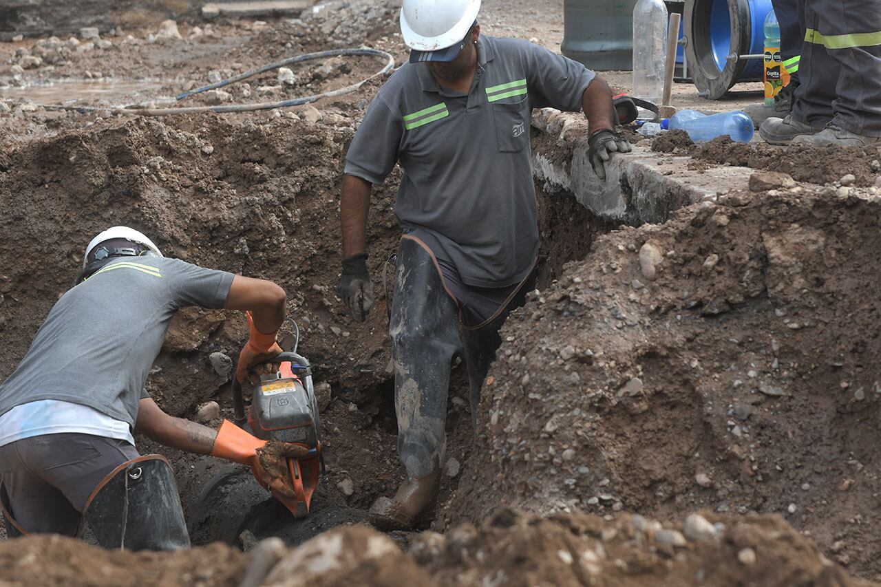 Corte de tránsito en la avenida José V. Zapata por trabajos de Aguas Mendocinas. Foto: Marcelo Rolland / Los Andes