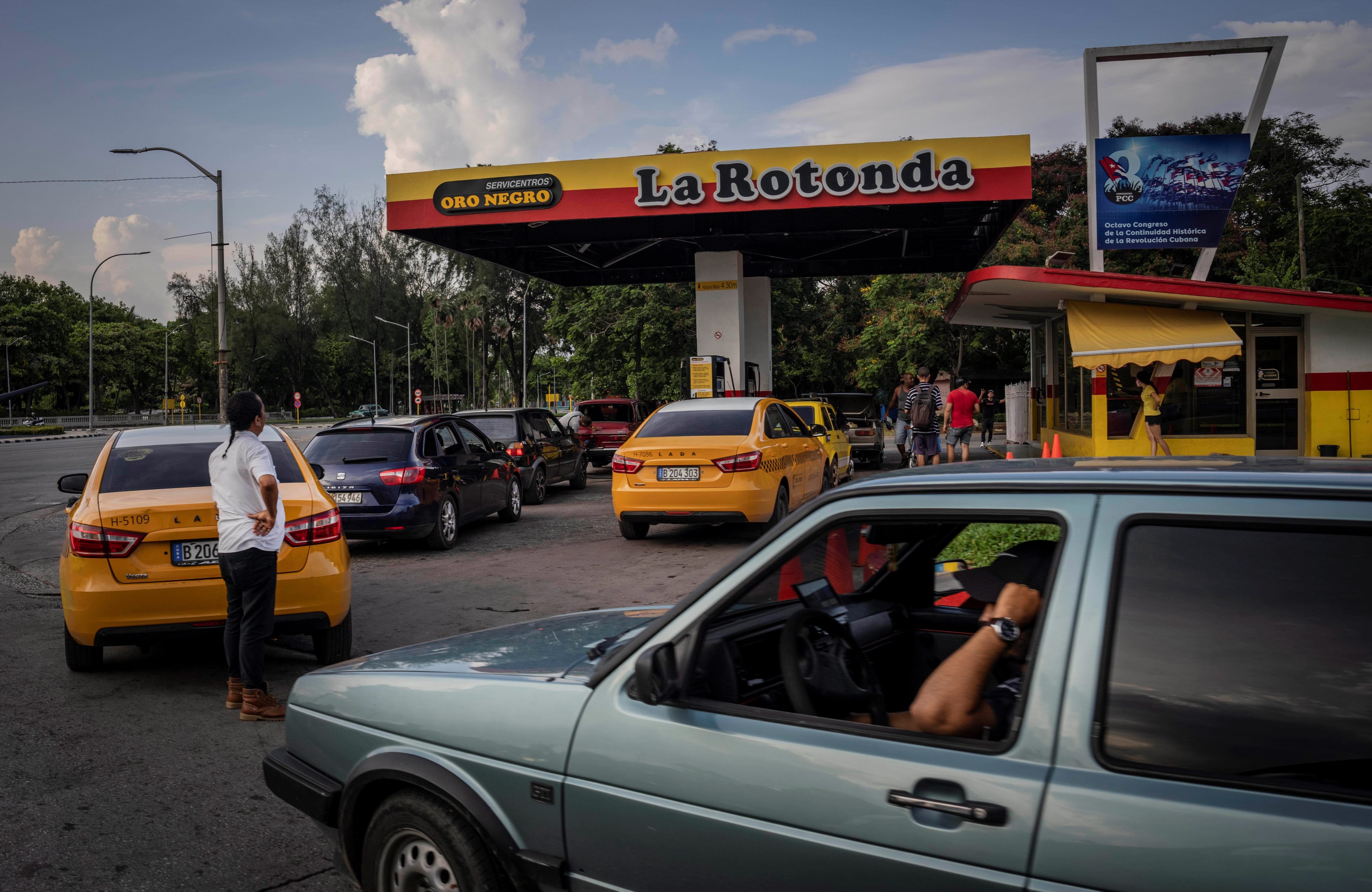 Largas colas en busca de combustible en Cuba. (AP)