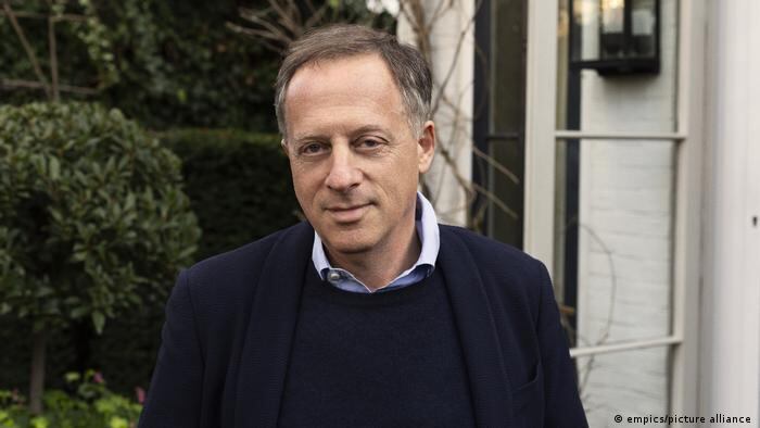 En abril, el expresidente de la BBC, Richard Sharp, renunció a su puesto tras violar las reglas al no declarar su vinculación con el ex Primer Ministro, Boris Johnson. Foto: Gentileza