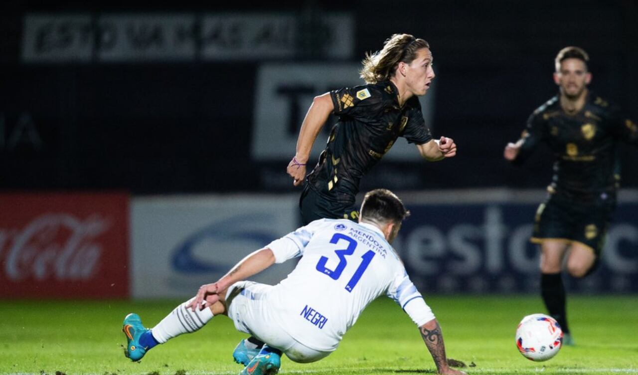 Ignacio Schor deja en el camino a Negri y se perfila para ingresar al área de Godoy Cruz.