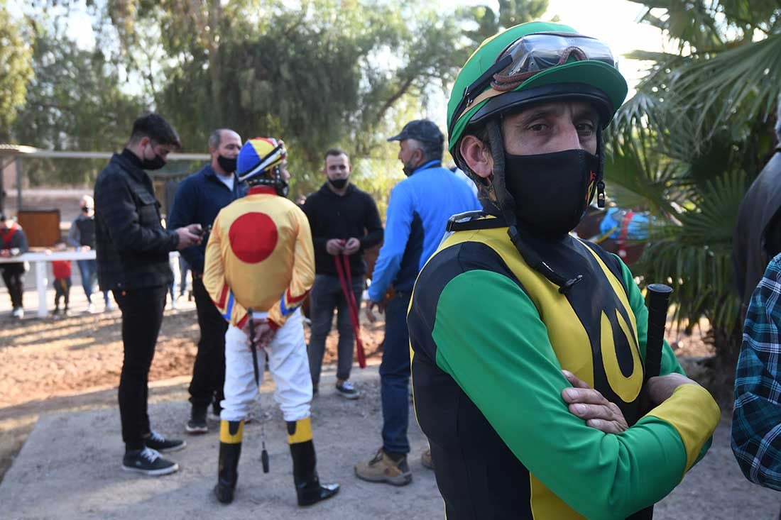 Gomez D. jockey del caballo Macklin, ganador del clásico Santo Patrono Santiago