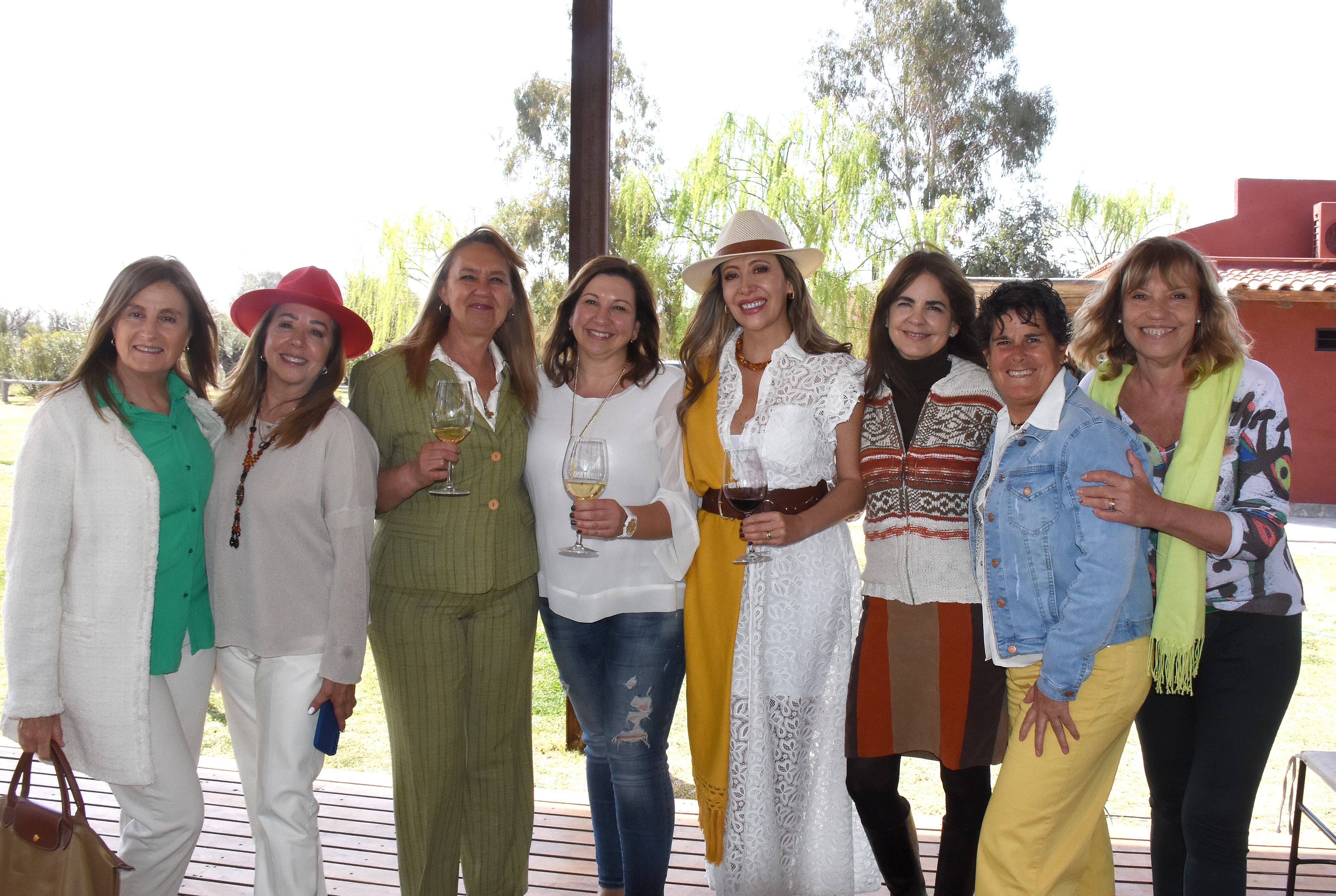 Susana Gómez, Adriana Martínez, Sandra Guardia, María Sance, Mónica Molina, Elina Escribano, Luz Castro y Margarita Viel. Ph Eduardo Dolengiewich