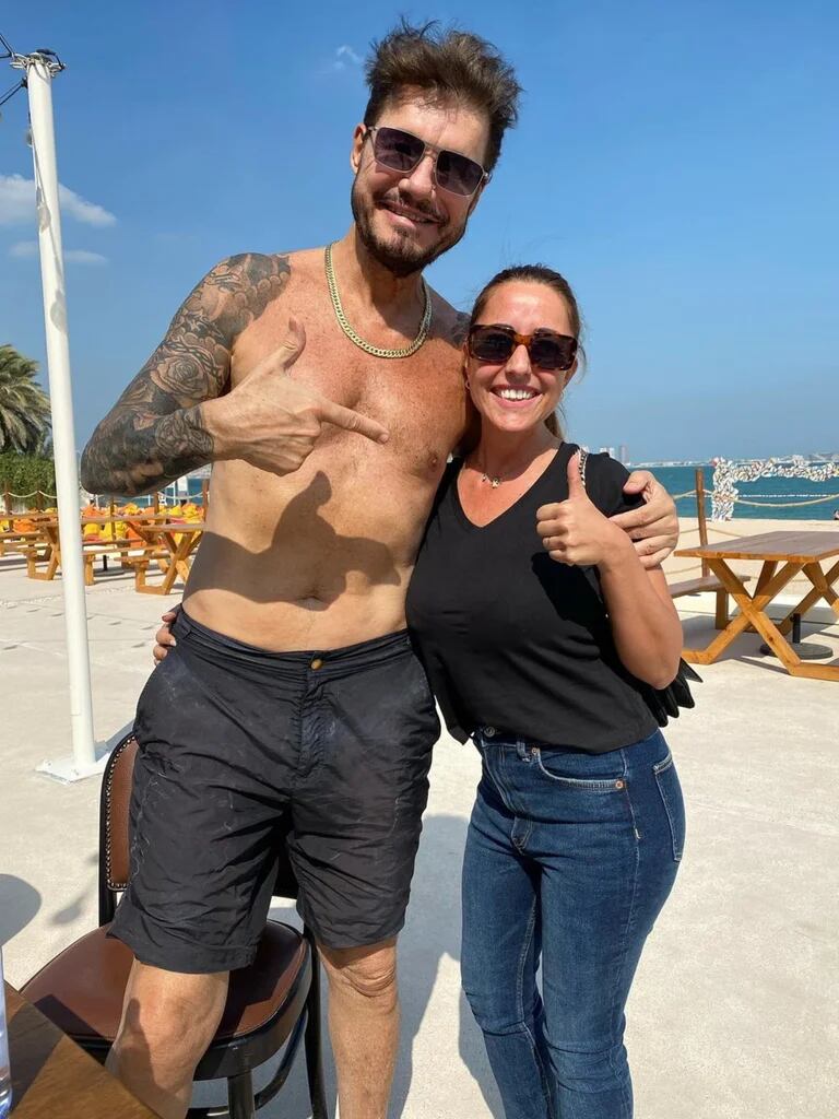 Marcelo Tinelli con una fan en Qatar.