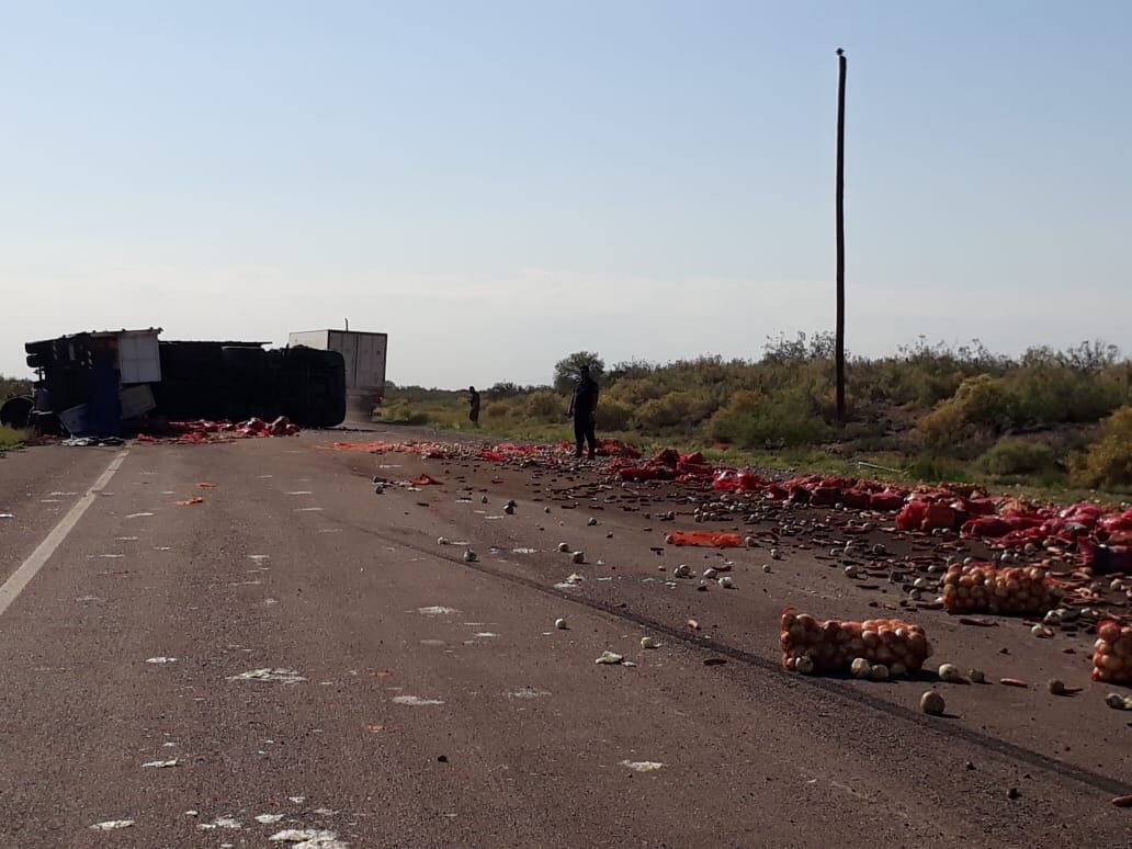 Un camión volcó sobre la ruta 153 y parte de su carga terminó en la ruta. Foto gentileza.