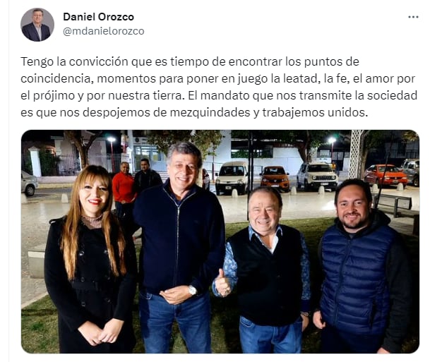 El intendente Daniel Orozco junto al pastor Héctor Bonarrico.