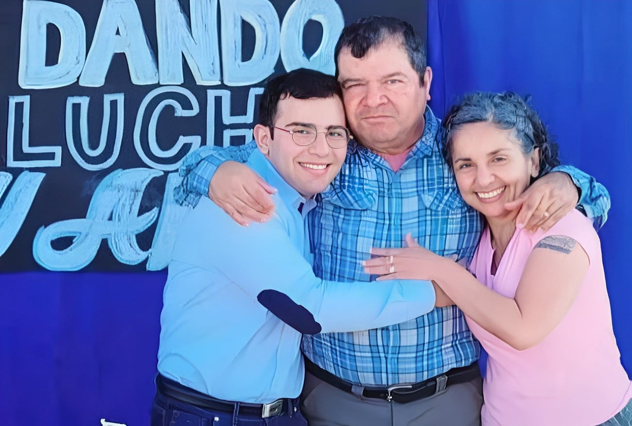 César Sena junto a su padre Emerenciano Sena y su madres Marcela Acuña. Foto: web