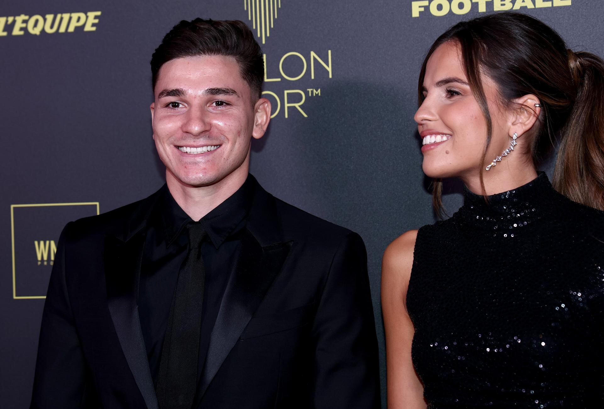 Paris (France), 30/10/2023.- El delantero del Manchester City y jugador argentino, Julián Álvarez, junto a su novia, Emilia Ferrero, llegan a la ceremonia del Balón de Oro 2023 en el Teatro du Chatelet de París, Francia, el 30 de octubre de 2023. (Francia) EFE/EPA/MOHAMMED BADRA